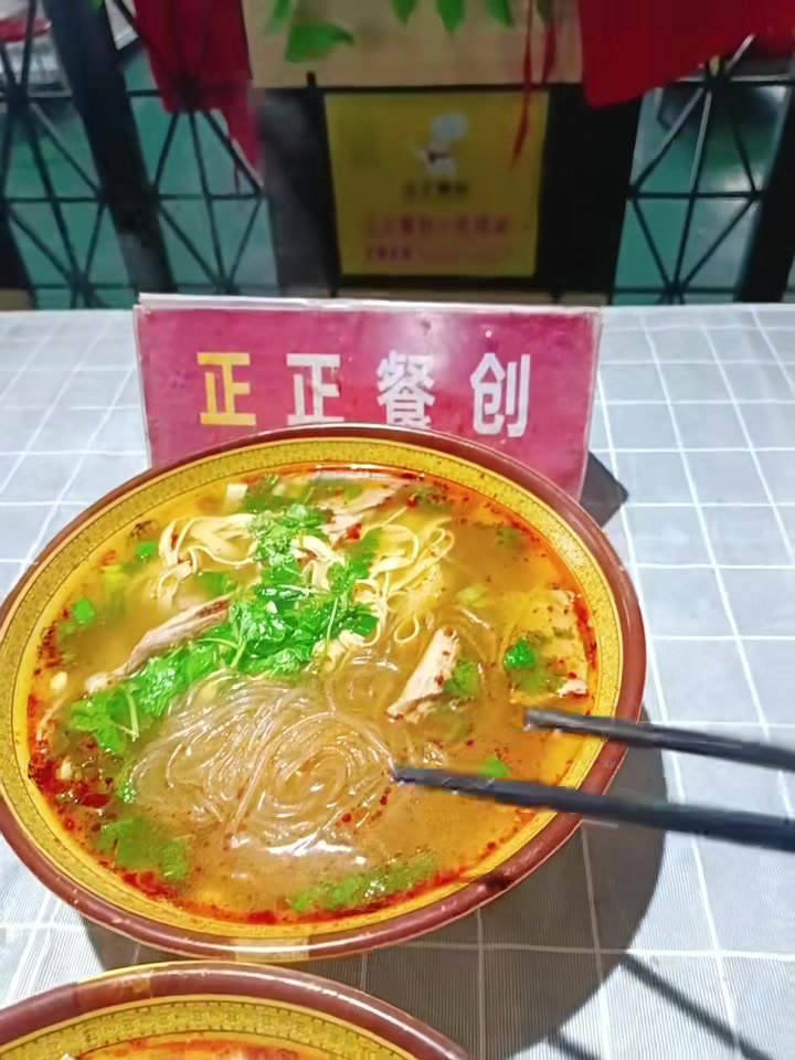 淮南牛肉汤,汤鲜味美,牛油香辣,搭配油酥烧饼一绝