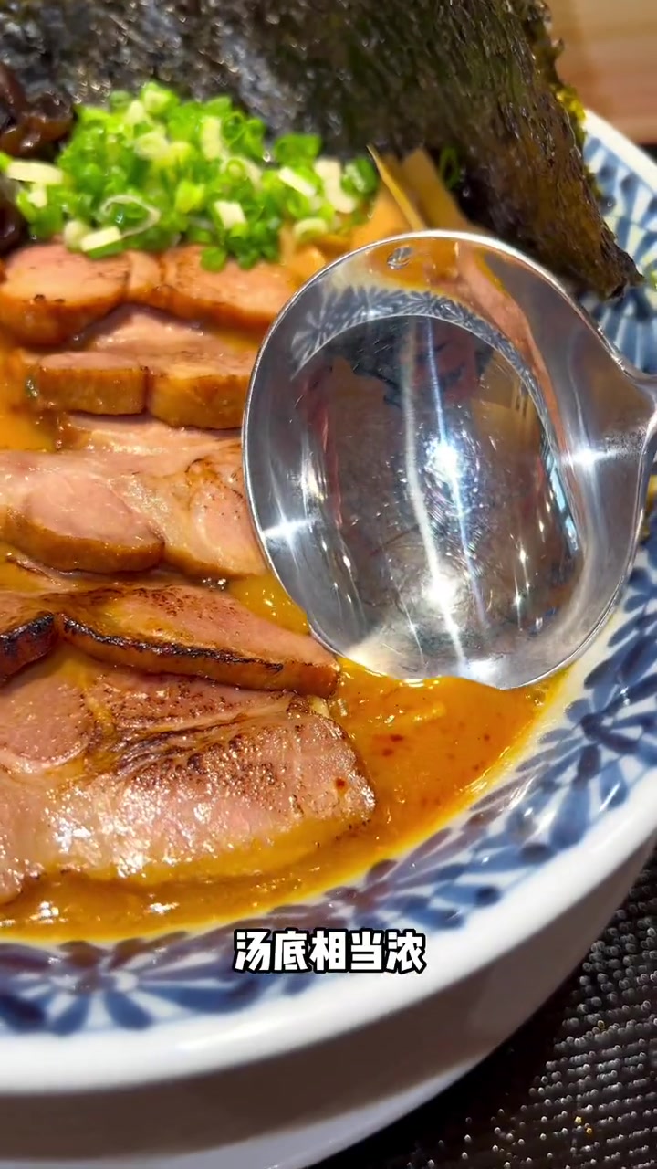浓度达到10的豚骨汤,厚度达牛扒级的牛肉面,这家日式拉面有点特别。日式拉面 中山吃喝玩乐 