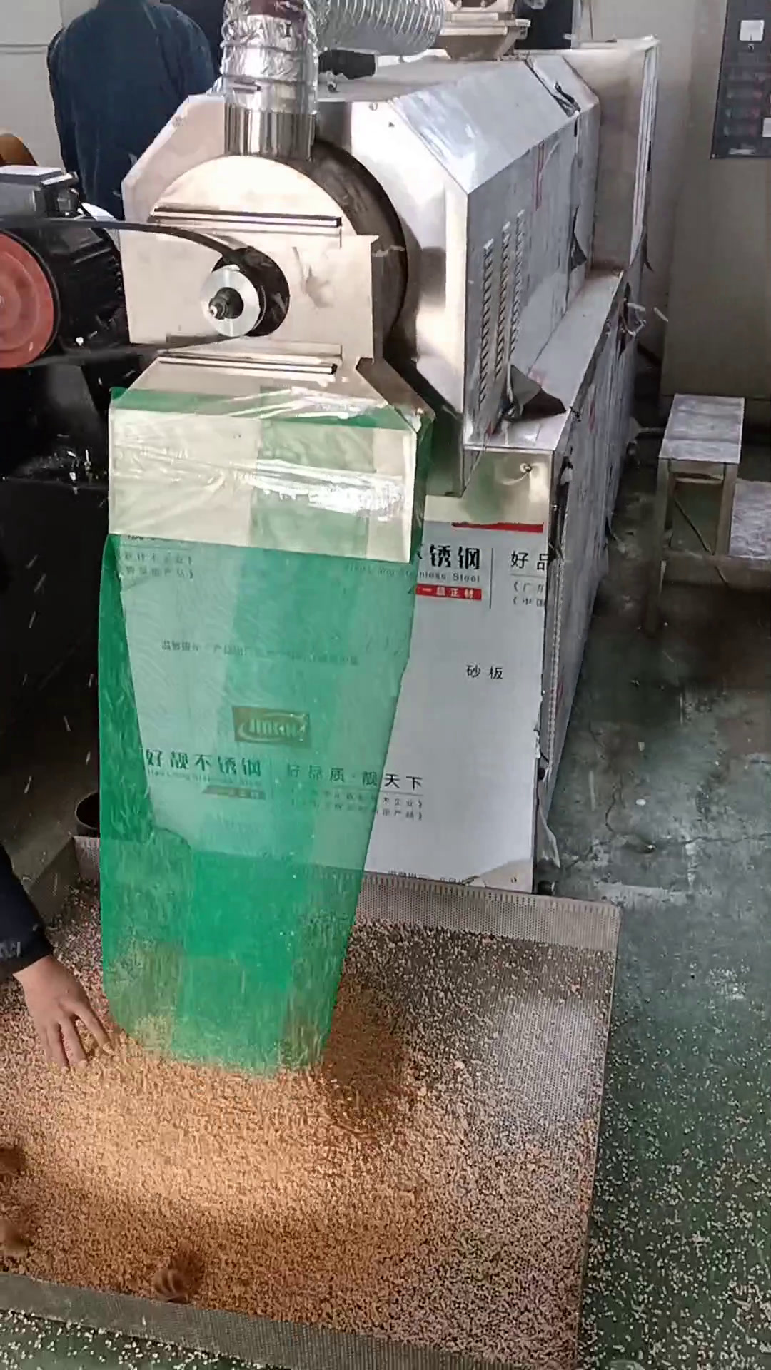 网红彩色油炸裹片雪花糠片生产机器 片状面包糠雪花片加工膨化机