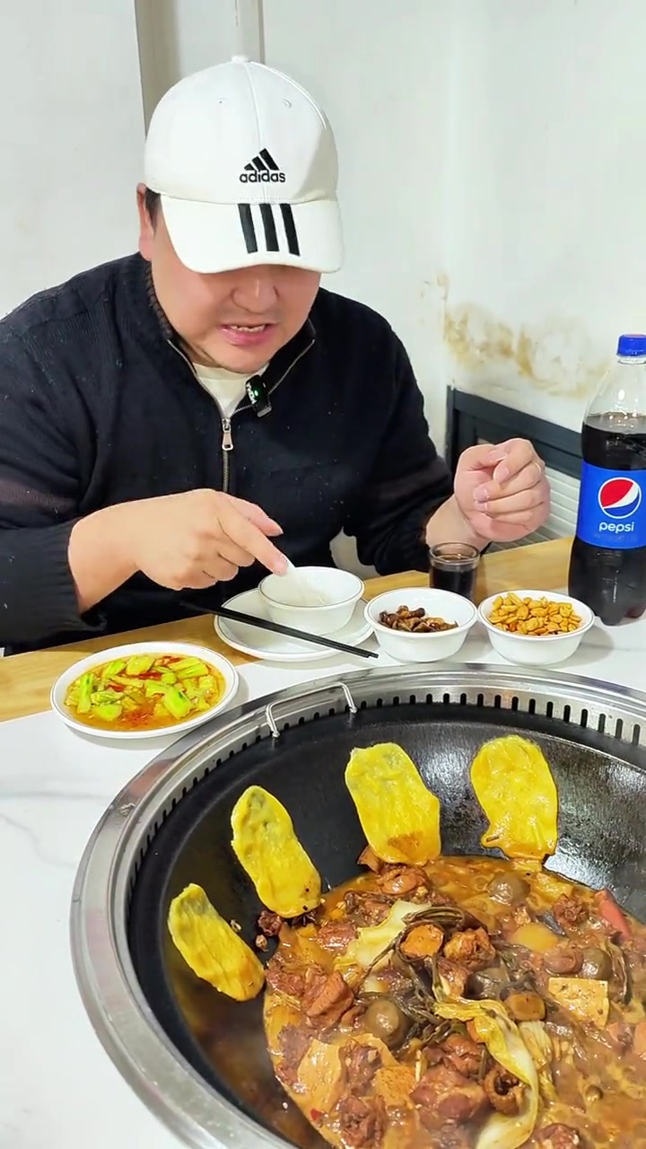 128吃甲鱼地锅鸡,还有麻鸡、排骨、五花肉和炖菜外加凉菜和饮料!快来一起尝个鲜 魔都美食 