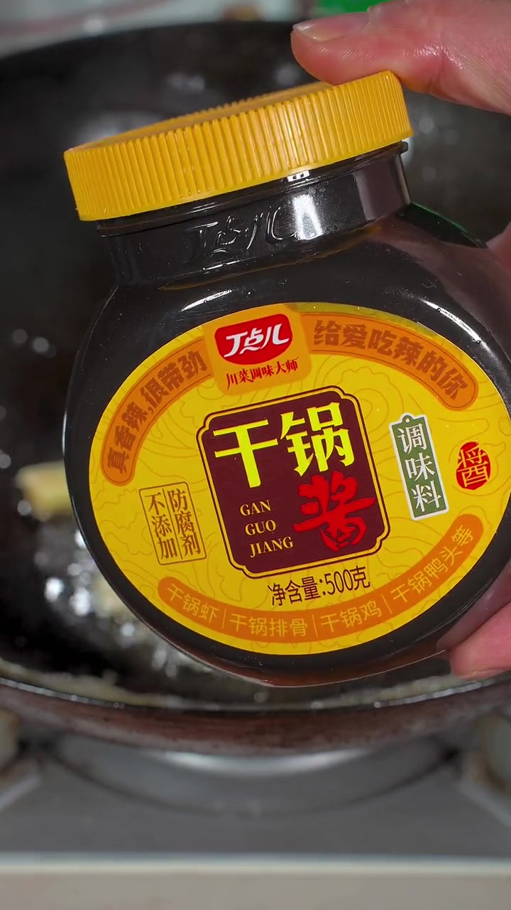 你可要看好啦,把大虾和土豆放在一起就能做出年轻人都喜欢吃的美食,下面就把做法分享给大家 香