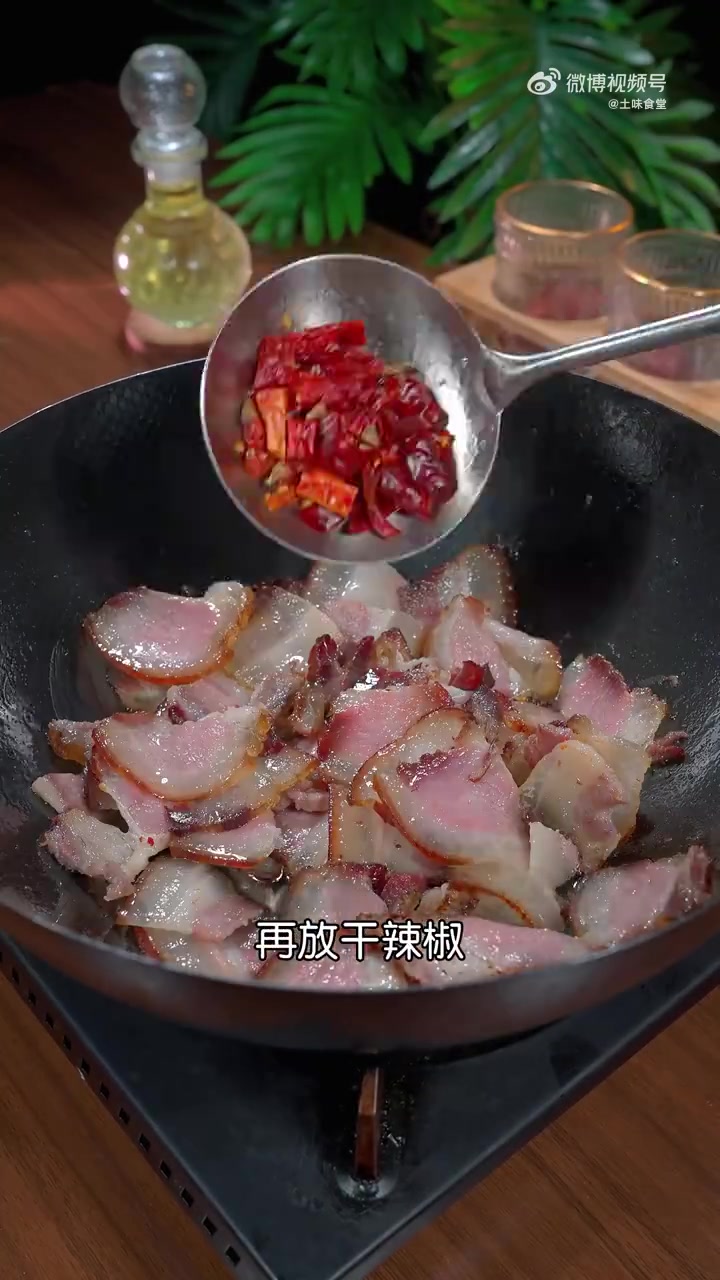 美好辽宁欢迎您 美味辽宁嘎嘎香 家必吃的腊肉,到底要怎样炒才不会咸又不那么硬