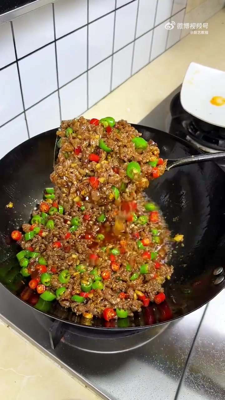 婆婆不吃辣,那就给她做一碗微辣的双椒牛肉面吧!厨艺教程