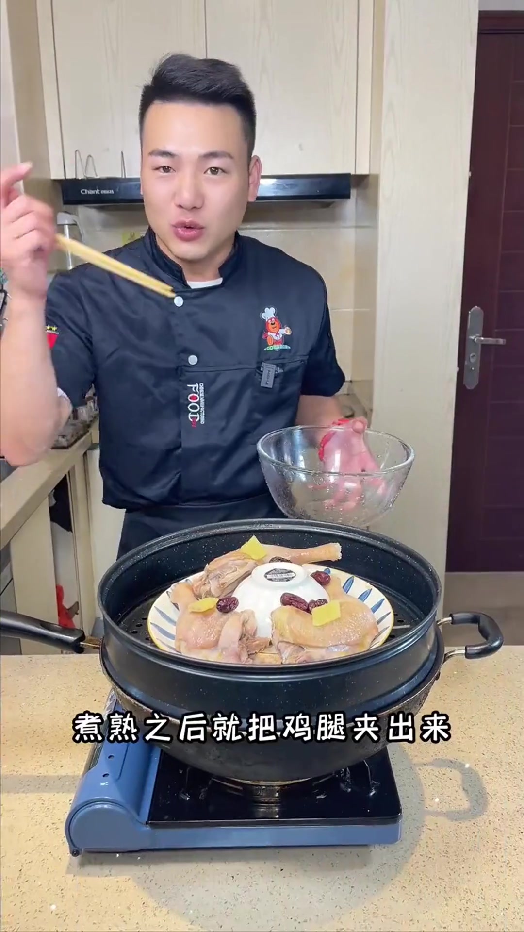 用蒸出来的鸡汁做柠檬手撕鸡,真的好吃到有点过分,皮脆肉滑