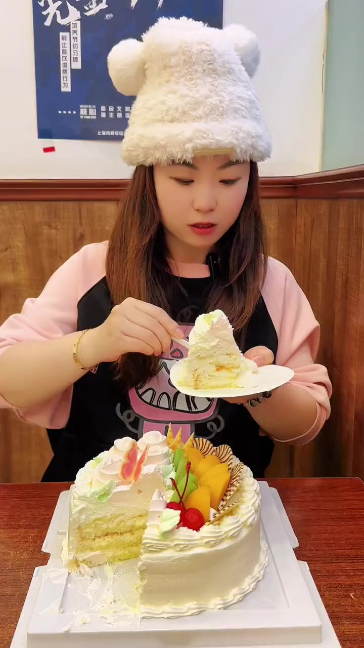 女神节到了,红宝石蛋糕真的很好吃,繁花蛋糕也很实惠,赶紧订起来 美食旅行体验官 人气蛋糕推