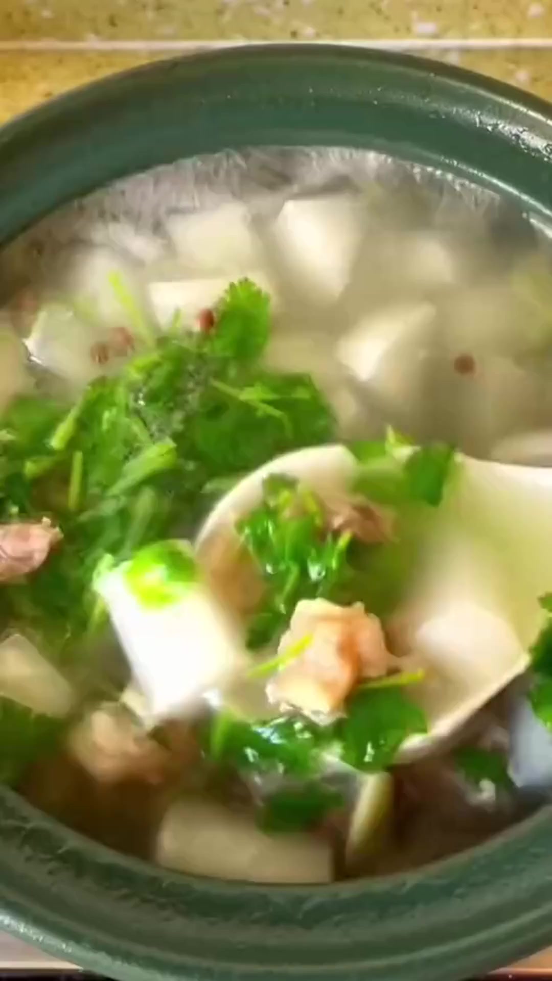 冬季暖心美味:营养丰富的牛肉汤