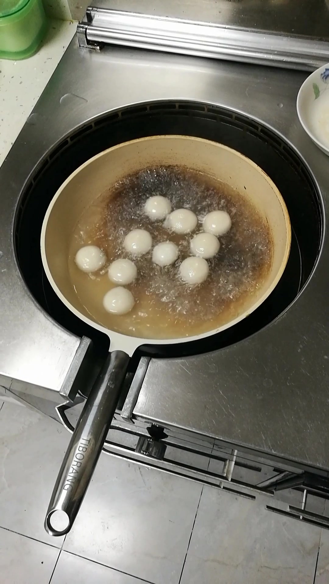 好利来黑芝麻汤圆,吃了八个,还剩两个,我吃了六个