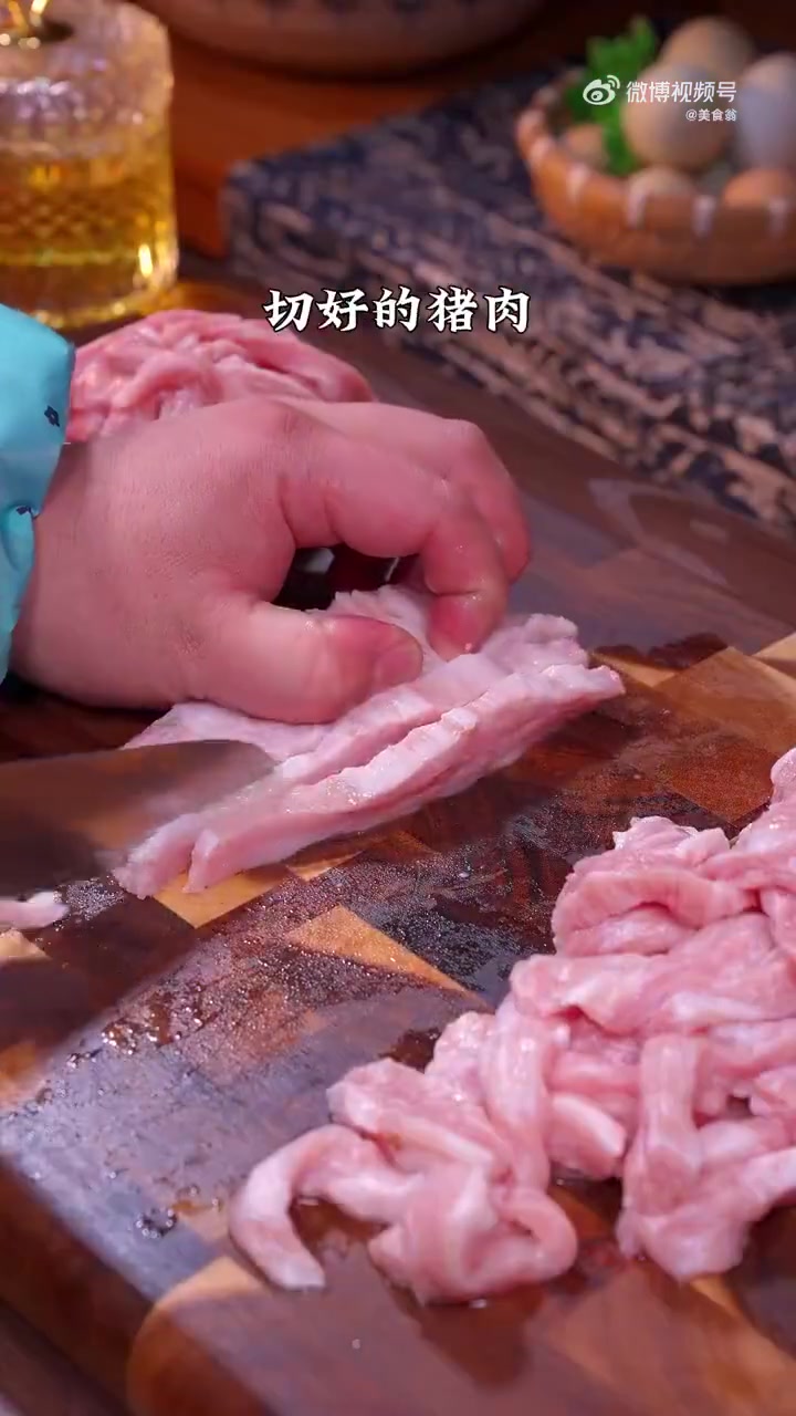 美好辽宁欢迎您 振兴新突破辽宁杠杠滴 大家注意看,这是最近很火的牙签肉串的做法,学会了你家