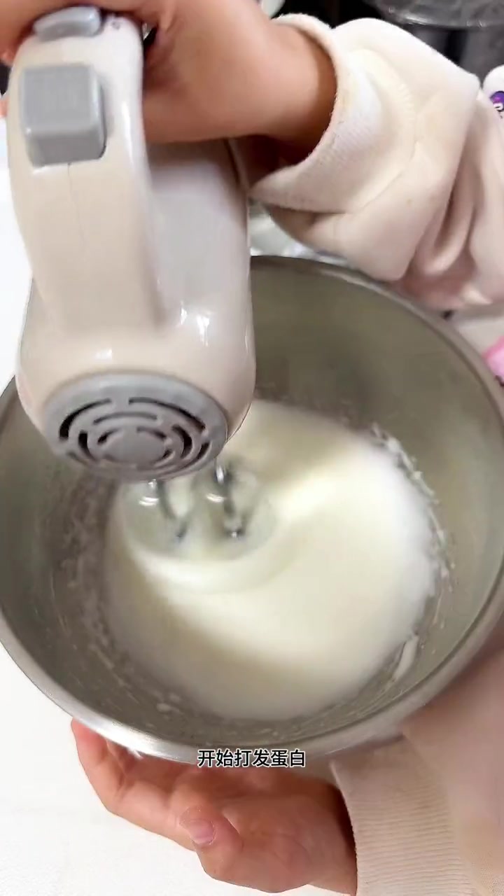 创作灵感 闺女闹着要做的家庭作业又来了,今天做戚风蛋糕,阿姨们觉得做的怎么样?儿童diy烘