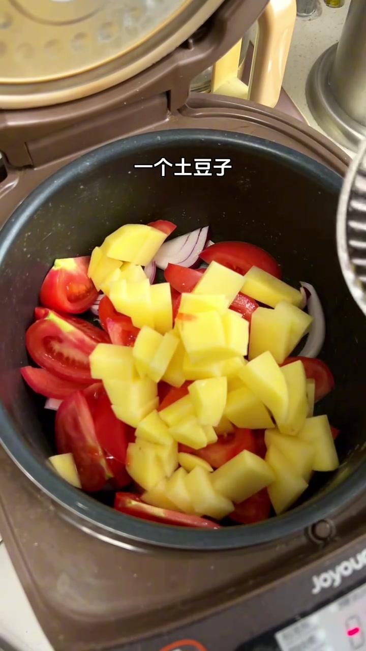 一滴水不放的土豆炖牛肉,汤汁很浓郁,真的好简单!而且真的低卡高蛋白,吃完也没负担