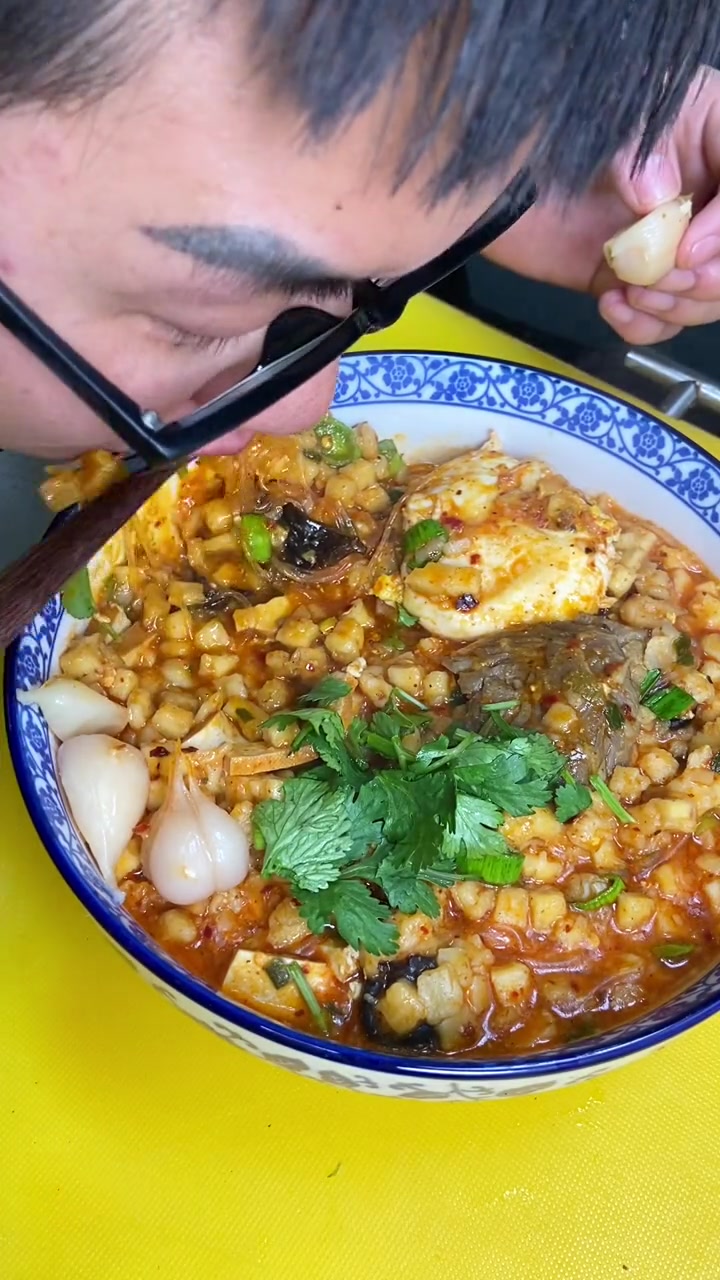 都知道陕西特色美食牛羊肉泡馍!这个小炒泡馍!也是一道非常不错的小吃!这一碗好过瘾 味道好极