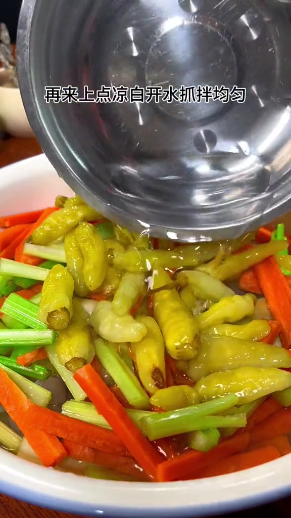 这个猪皮你要是学会了就可以当个小零食,比买的泡椒猪皮好吃多了干净又卫生 美食教程 学会快去