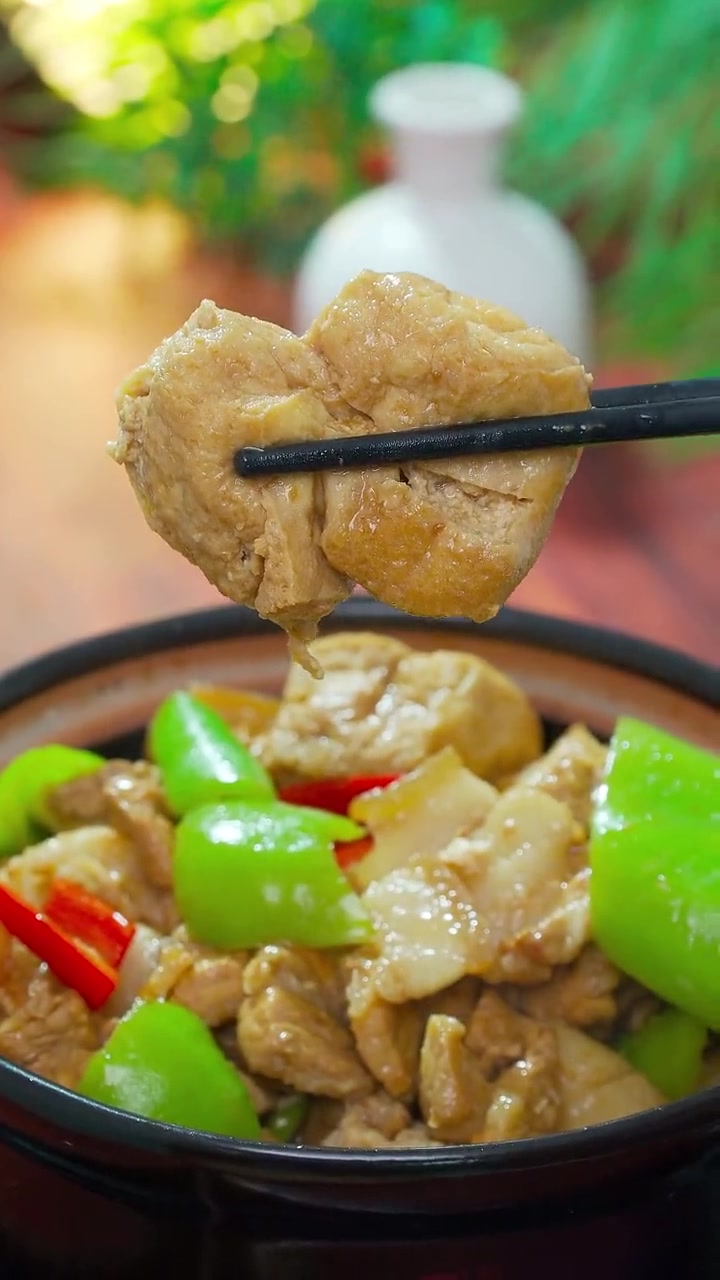 如果你家的孩子不爱吃我做的菜,那你一定要试试这个下饭菜做法,五花肉焖豆泡鲜香下饭我一顿能吃