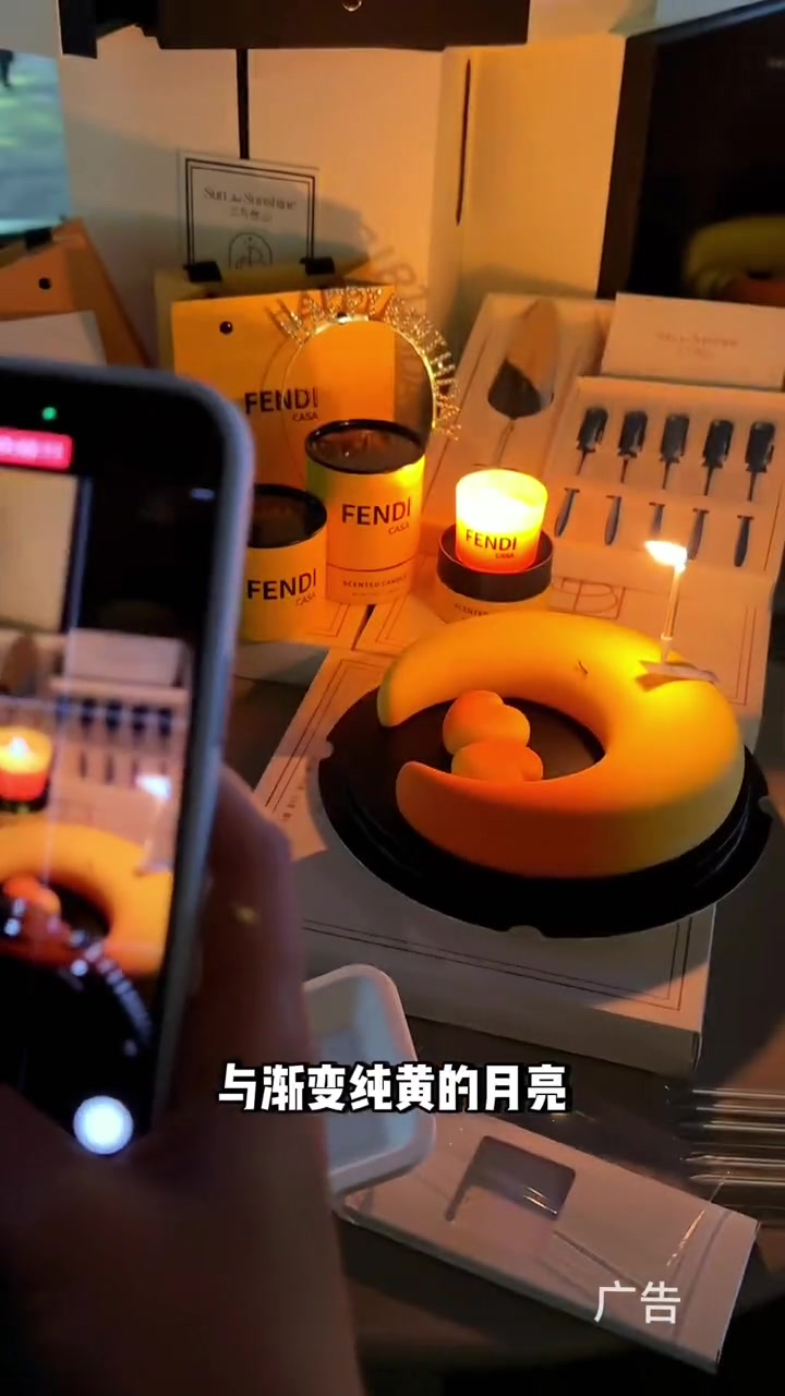 这是不是女孩子都无法拒绝的蛋糕啊还送一个香薰蜡烛诶!太有仪式感了吧～三与叁山、宇宙快乐的尽