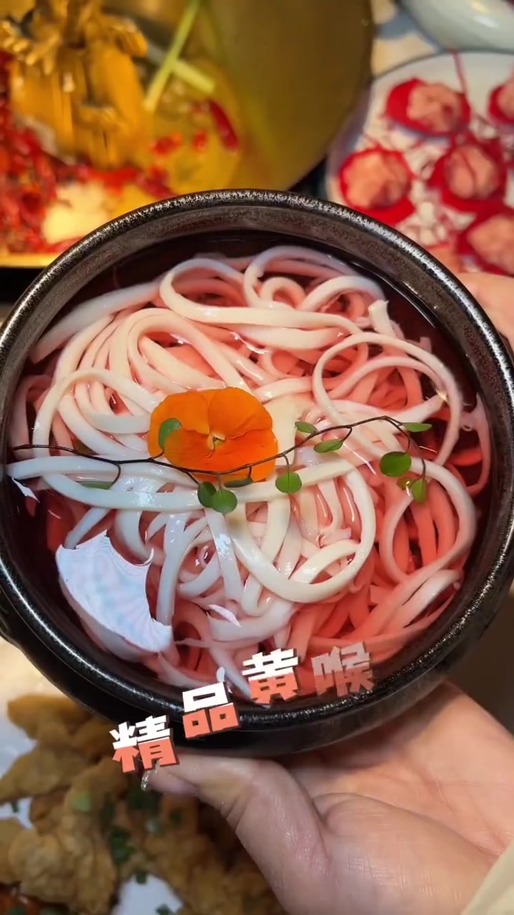 龙年行大运,当然要吃小龙翻大江呀,在这不仅可以吃到巴蜀文化满满的地道成都火锅,还可以欣赏到