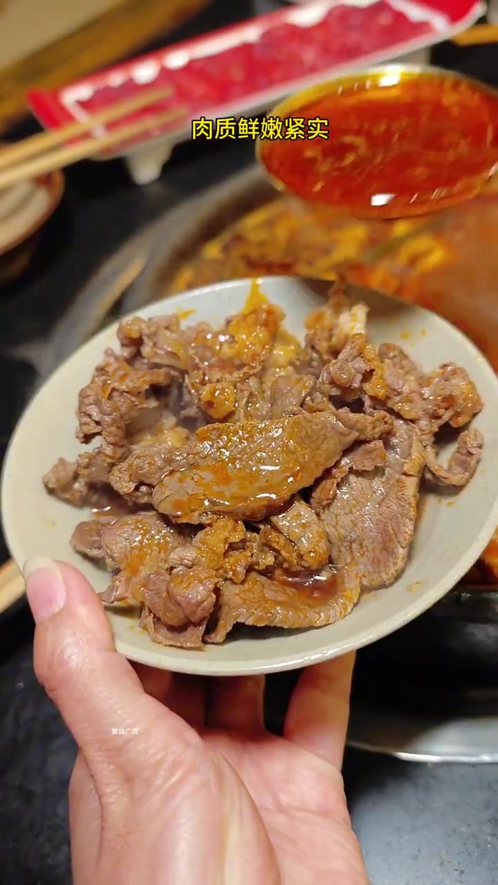 吃火锅就来街里红辣火锅,复古怀旧风的装修,拍照打卡聚餐过生日都不错 重庆老火锅 贵州酸汤火