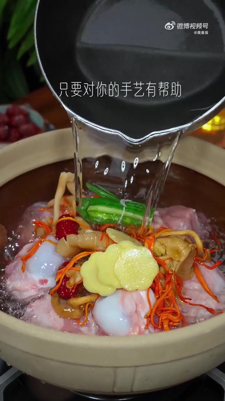 美味辽宁嘎嘎香 你们在家炖骨头汤都是怎么炖的?今天这个炖大骨头的方法分享给你炖骨头汤。美好
