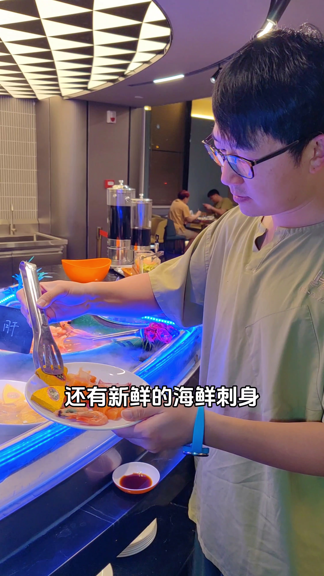 北京泡汤吃自助的好地方,海鲜三文鱼不限量,还有高颜值室外汤泉