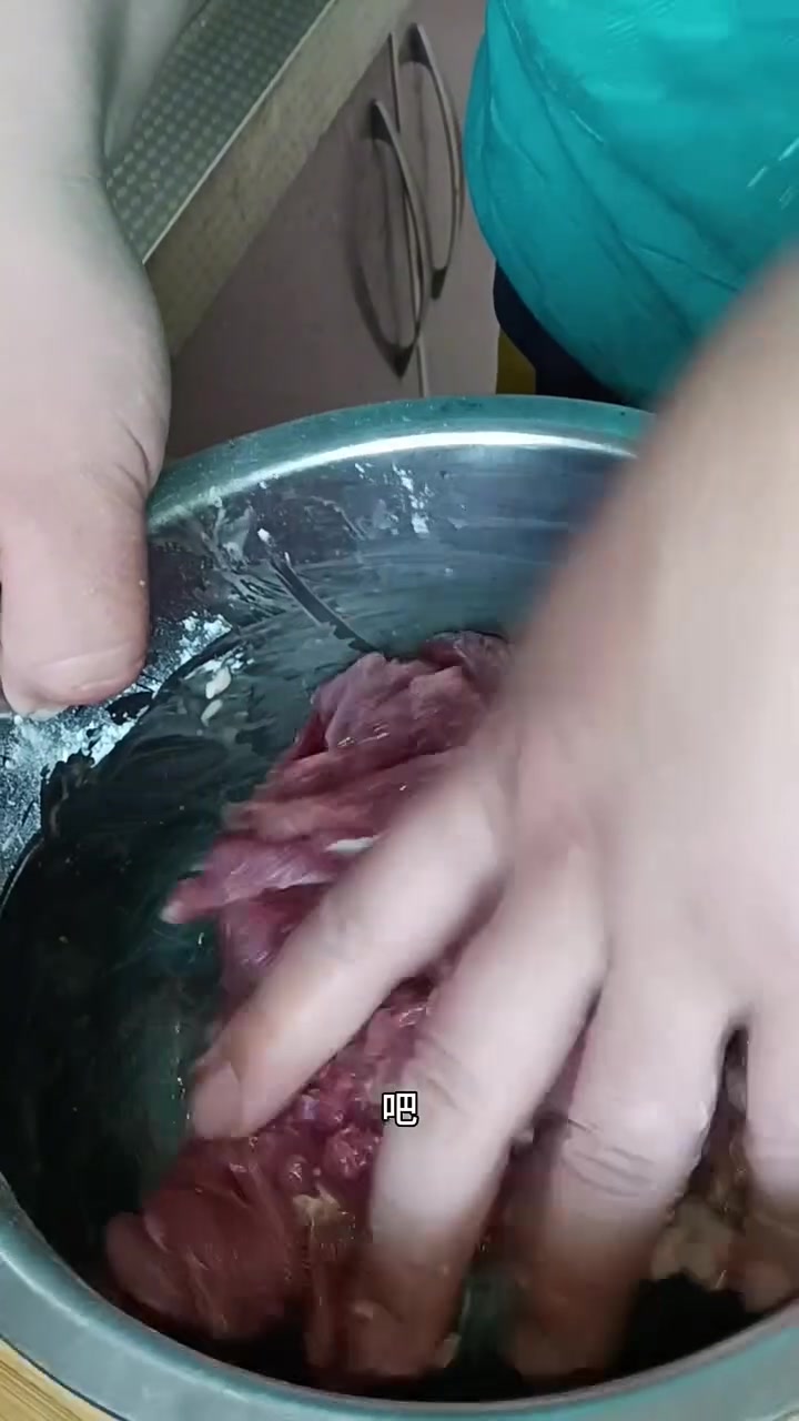 东北早市土豆哥揭秘美食教程:早市火锅底料挑选大法,家庭版水煮肉片!火锅底料怎么挑!水煮肉片