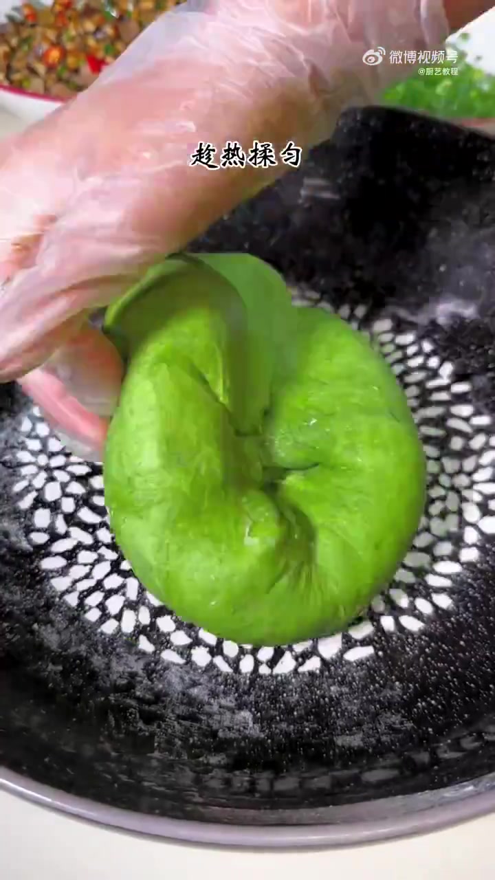 春暖花开又到了吃清明菜粑粑的季节啦,今天摘了些清明菜,做了些腊肉蔬菜味的,咸香软糯越嚼越香