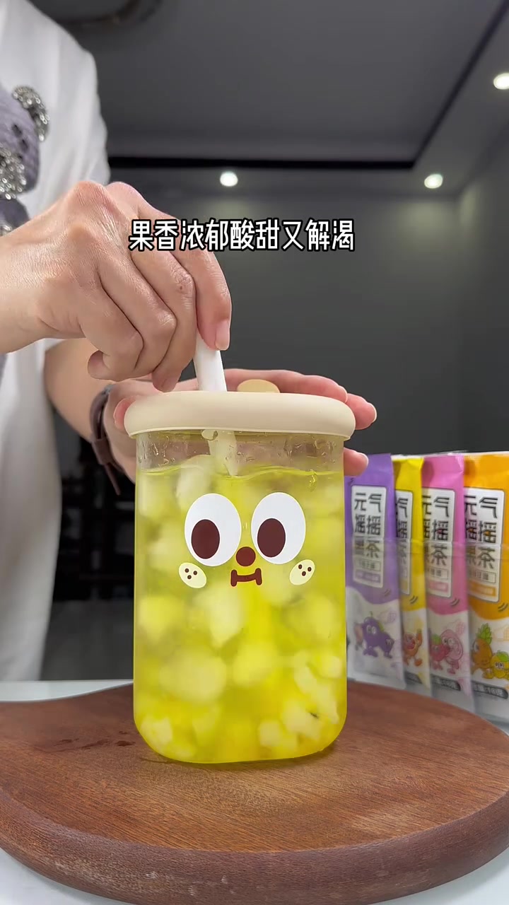 老板你真的配享太庙啊!一次喝到奶茶店所有招牌还送椰果粒和摇摇杯真的太快乐了!酸甜清爽又解渴