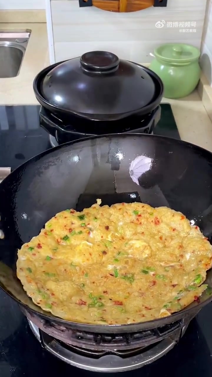 一碗红薯粉加一碗水一枚鸡蛋,搅拌均匀就能做出劲道好吃得红薯粉煎饼,早餐不知道吃什么的时候一