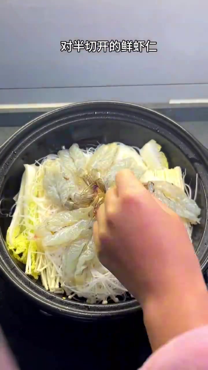美好辽宁欢迎您 美味辽宁嘎嘎香 隔三差五就会做的虾仁粉丝煲,真的无敌好吃又下饭,大人小孩都