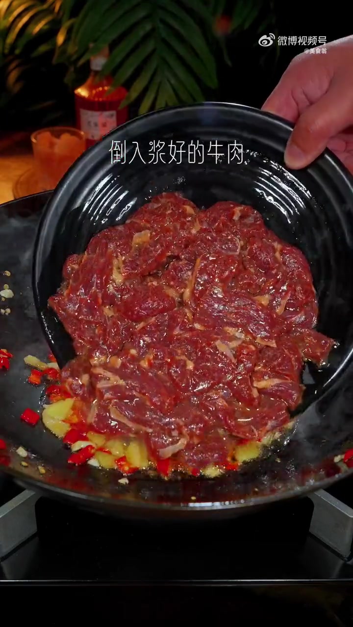 如果你炒的牛肉又老又柴,还不好吃,今天分享一个炒牛肉,既简单又更好吃的做法,牛肉又嫩又滑,