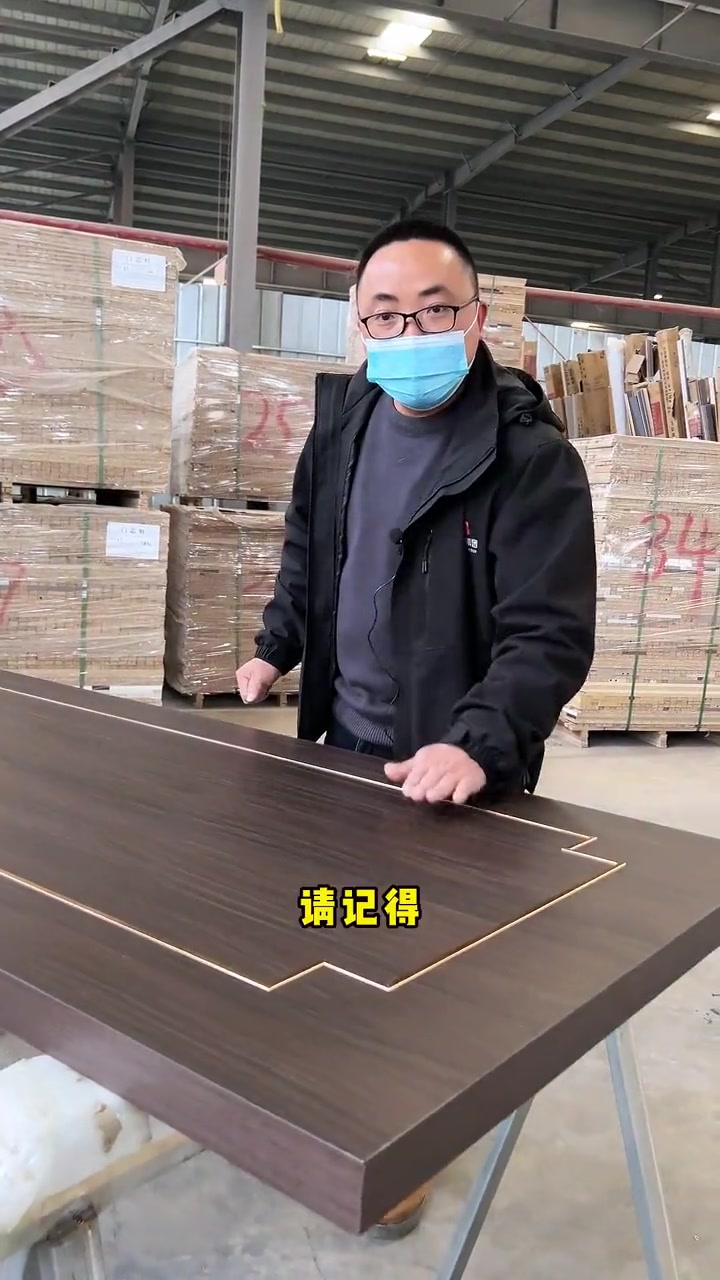 第36集|胡桃山纹零度无漆木门 独特的纹理更加突显出层次感与立体感。金属条设计的加入,更是