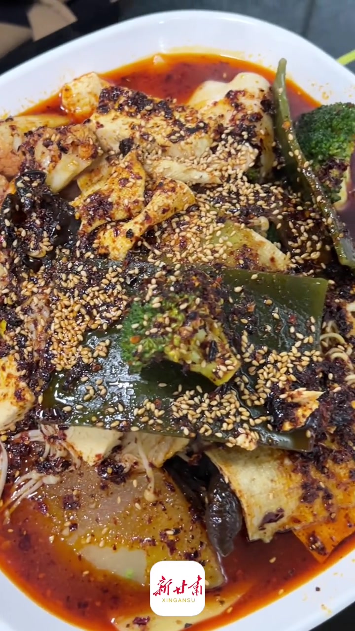 跟着主播沉浸式吃甘肃麻辣烫①|来了来了!久等啦!最近“甘肃麻辣烫”火爆出圈,在各大社交平台