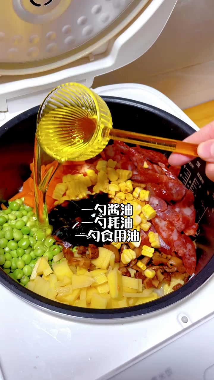 宝宝版香肠土豆闷饭|比煲仔饭还好吃!只要把食材准备好,放进电饭锅,你就可以得到一锅香喷喷的