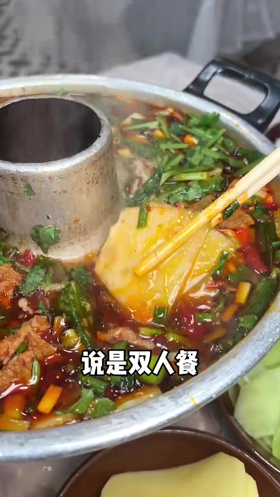 哇50+ 就能安排牛肉火锅米线!还有6个配菜 米线无限续!三个人吃都可以,真的好好吃好便宜