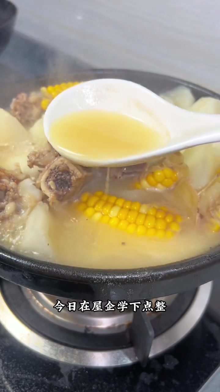 听讲去澳门都要吃这个胡椒猪骨煲 今日在家尝试做一次,果然味道不错,汤水清甜,猪骨入味 煲汤