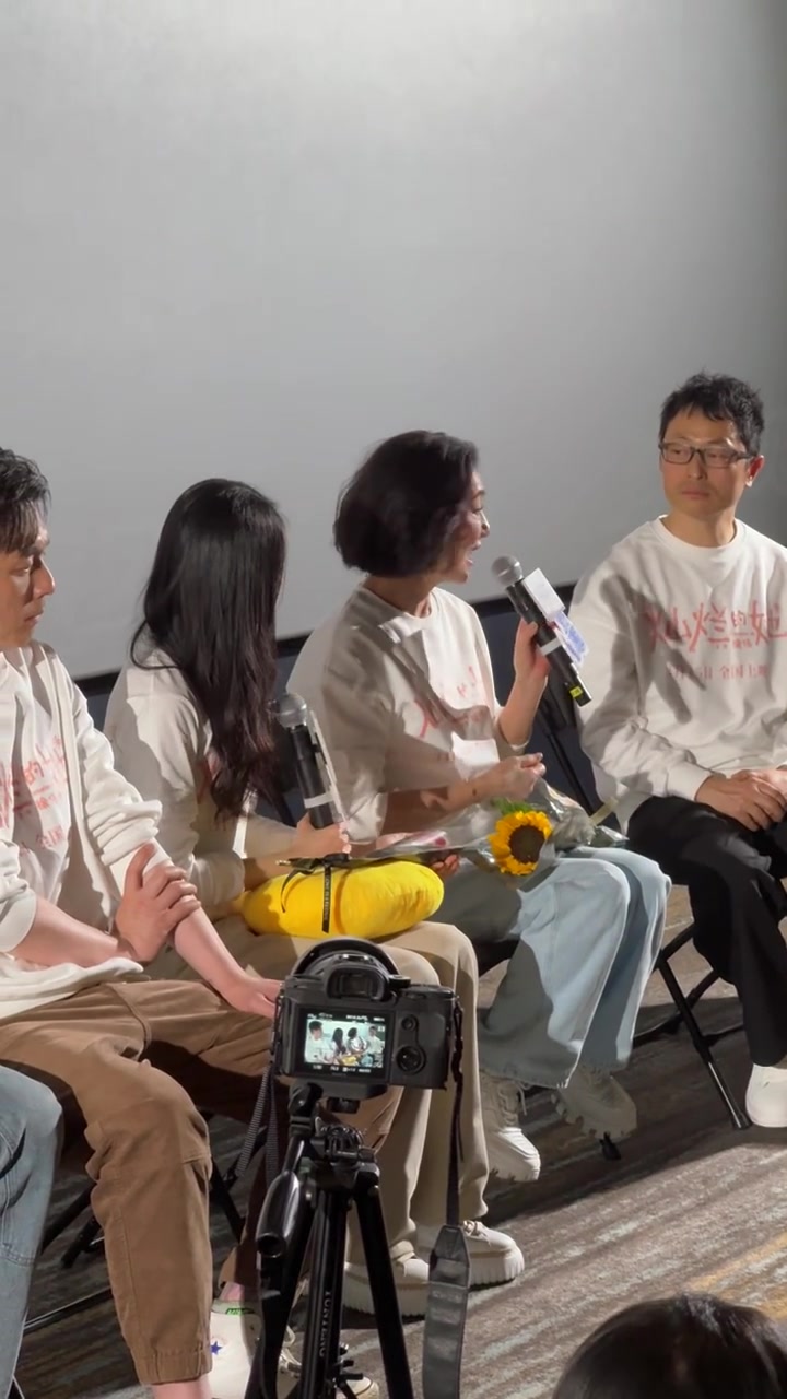 惠英红给刘浩存夹黄花鱼是心血来潮「一路灿烂」首映礼现场,惠英红聊到给刘浩存夹黄花鱼的戏,表