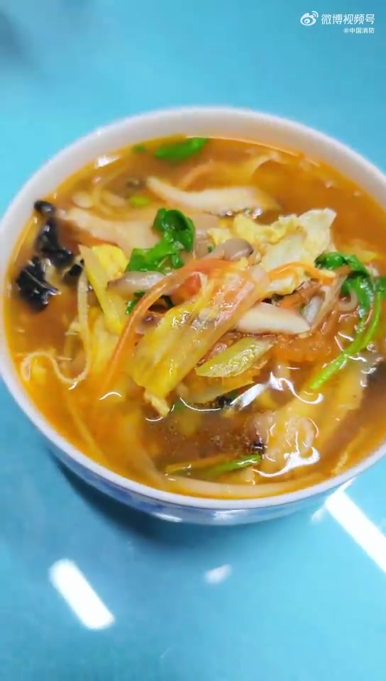 「减脂又开胃的菜谁能不爱」欢迎来到消防美食频道!吃什么都感觉索然无味怎么办?快来和 蓝朋友