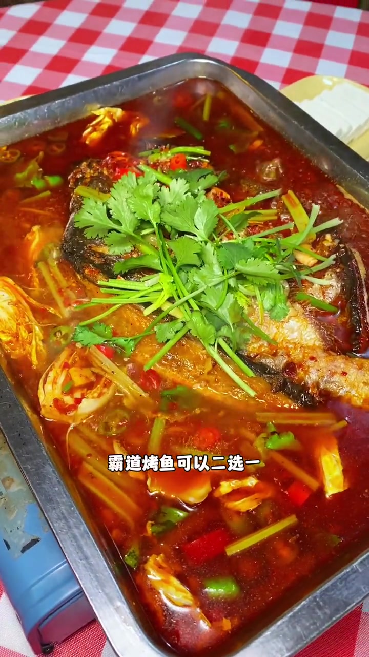 宝安石岩这家凤校长甲鱼鸡煲,现在团购28.8就可以吃到这一桌烤鱼双人餐,烤鱼香辣入味非常好