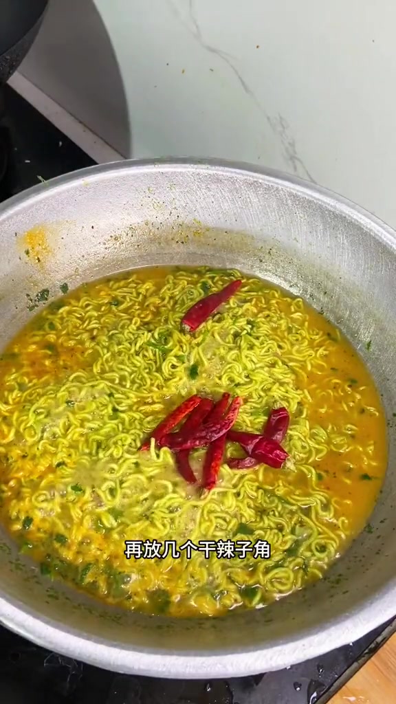 晚上加班饿了不知道吃啥来上一包白象滴香菜面!一吃汤一喝真是太舒服了!白象香菜方便面 谁家泡