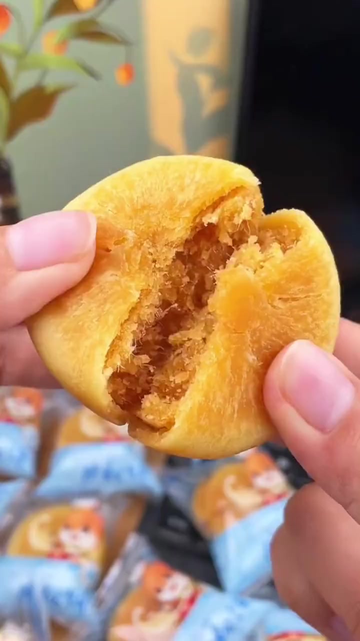 三只松鼠也来卷肉松饼了!一箱到手整整30个!足足2斤!皮薄馅大,细腻的肉松馅,口感咸香绵密