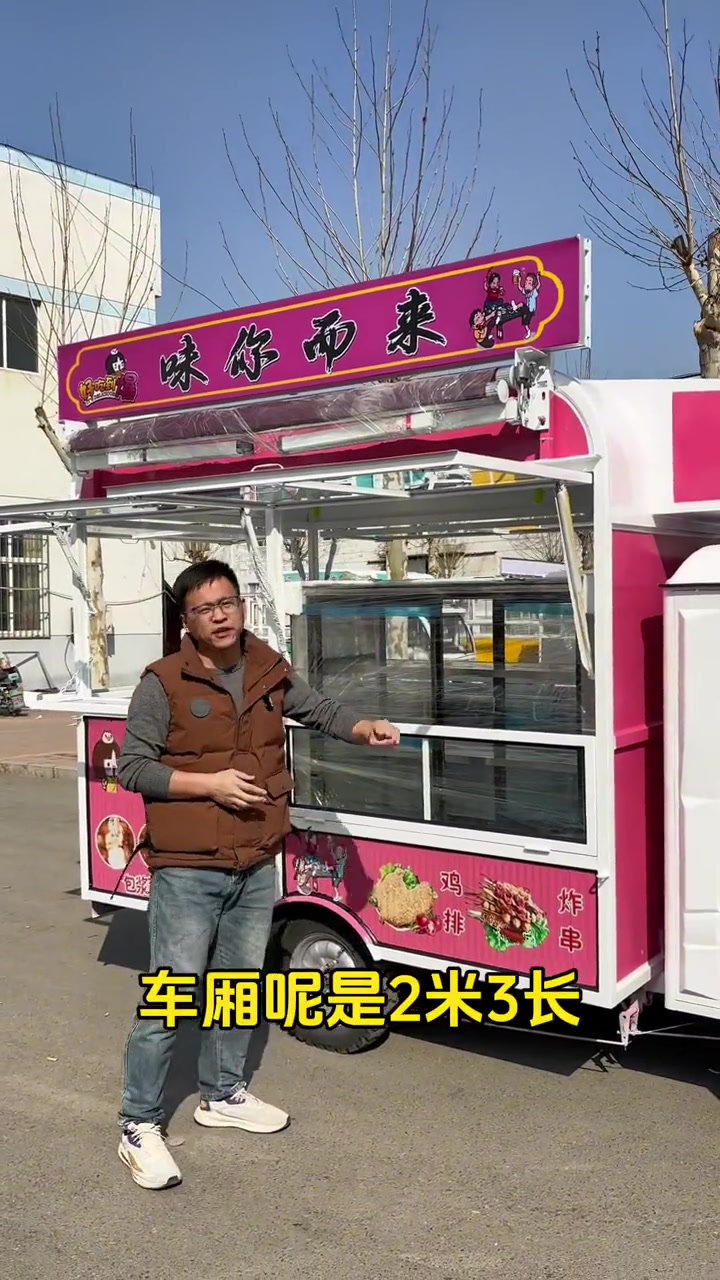 咱们燃油的摩托三轮餐车,这下没有里程焦虑了,劲还大!晚上出摊可以做烧烤、炸串、铁板鱿鱼、炒