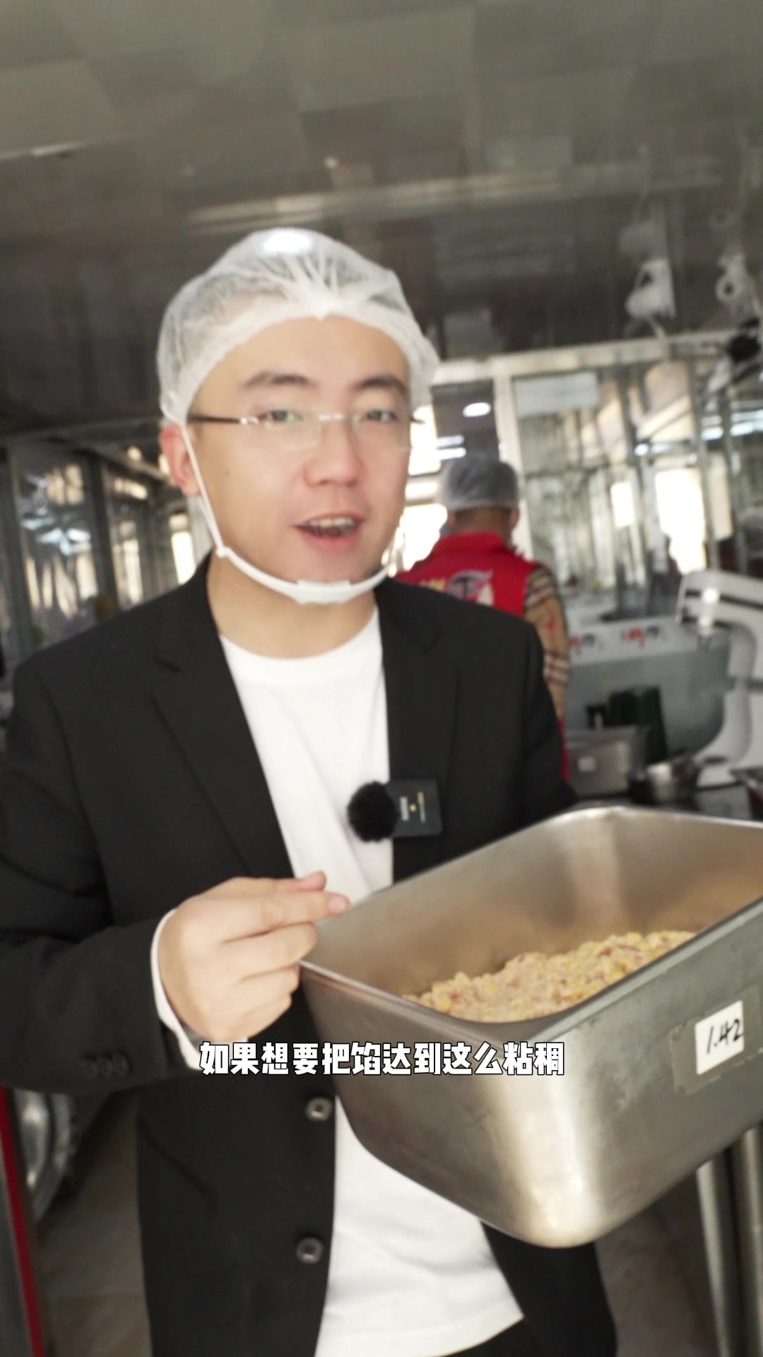 水饺店的厨房是怎么调馅的