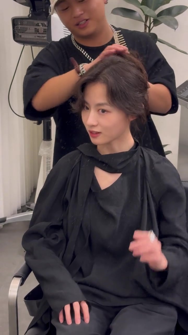 狼尾鲻鱼头 狼尾鲻鱼头卷发真的太适合懒人党了 剪发前vs剪发后 方圆脸女生适合的发型 免打