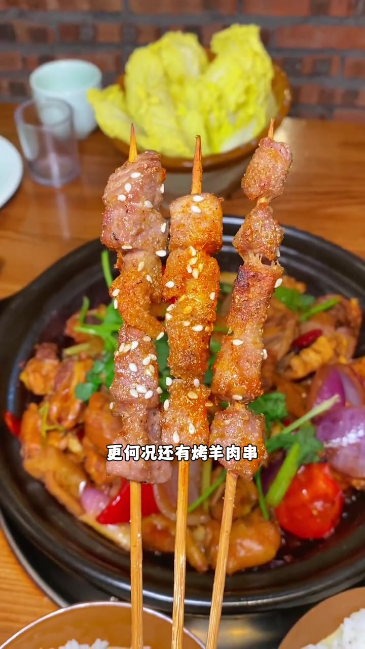 在华强北这家惠婶炭炉鸡煲,现在团购88就能吃到这么一桌奇味鸡煲三人餐,份量很足三个人完全够