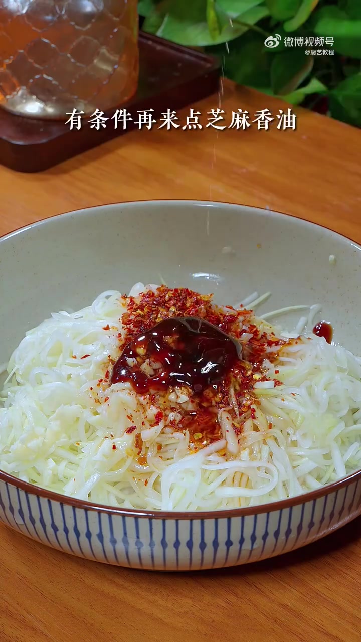 大家注意看,把胡萝卜和西兰花放锅里蒸一蒸,出锅就是大酒店一道天天排队,桌桌必点的美食!美味