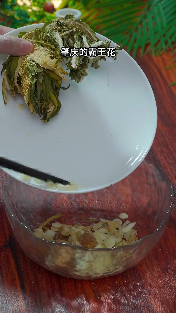 不得不说广东人太会煲汤了,霸王花无花果汤,很适合转季时候喝。霸王花无花果汤做法太简单了,汤