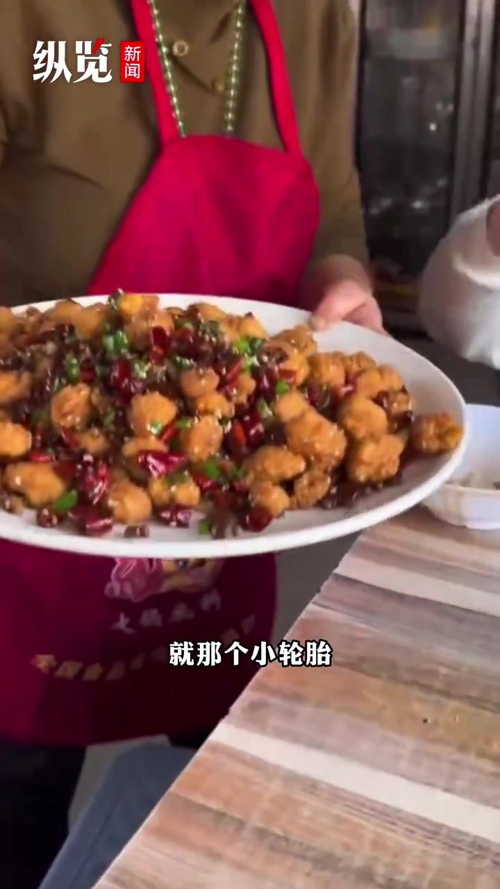「饭量大的有福了!吃饭盘之大一桌只能放下俩「大笑」」近日,河北邯郸。有网友上传了自己在河北