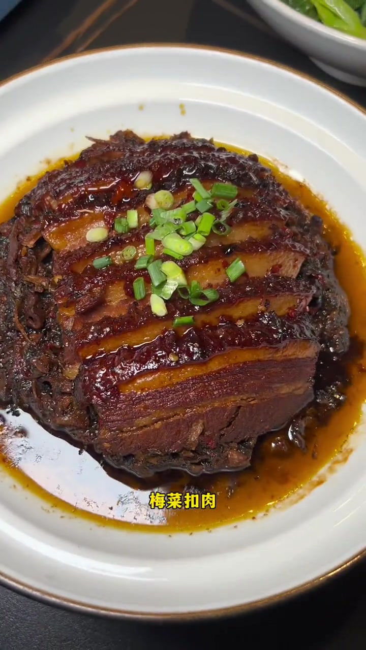 万达对面灿邦珑珽楼下的彭厨,99元4人餐有4个菜,三荤一素人均只要20多,喜欢吃湘菜的朋友