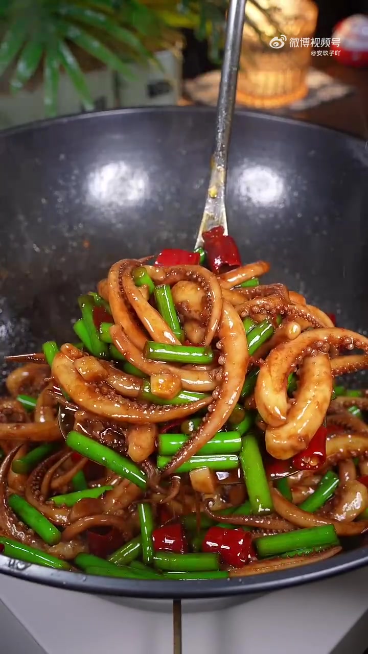美味辽宁嘎嘎香 每次家里来客,我都会做这个孜然鱿鱼,做法简单,麻辣鲜香