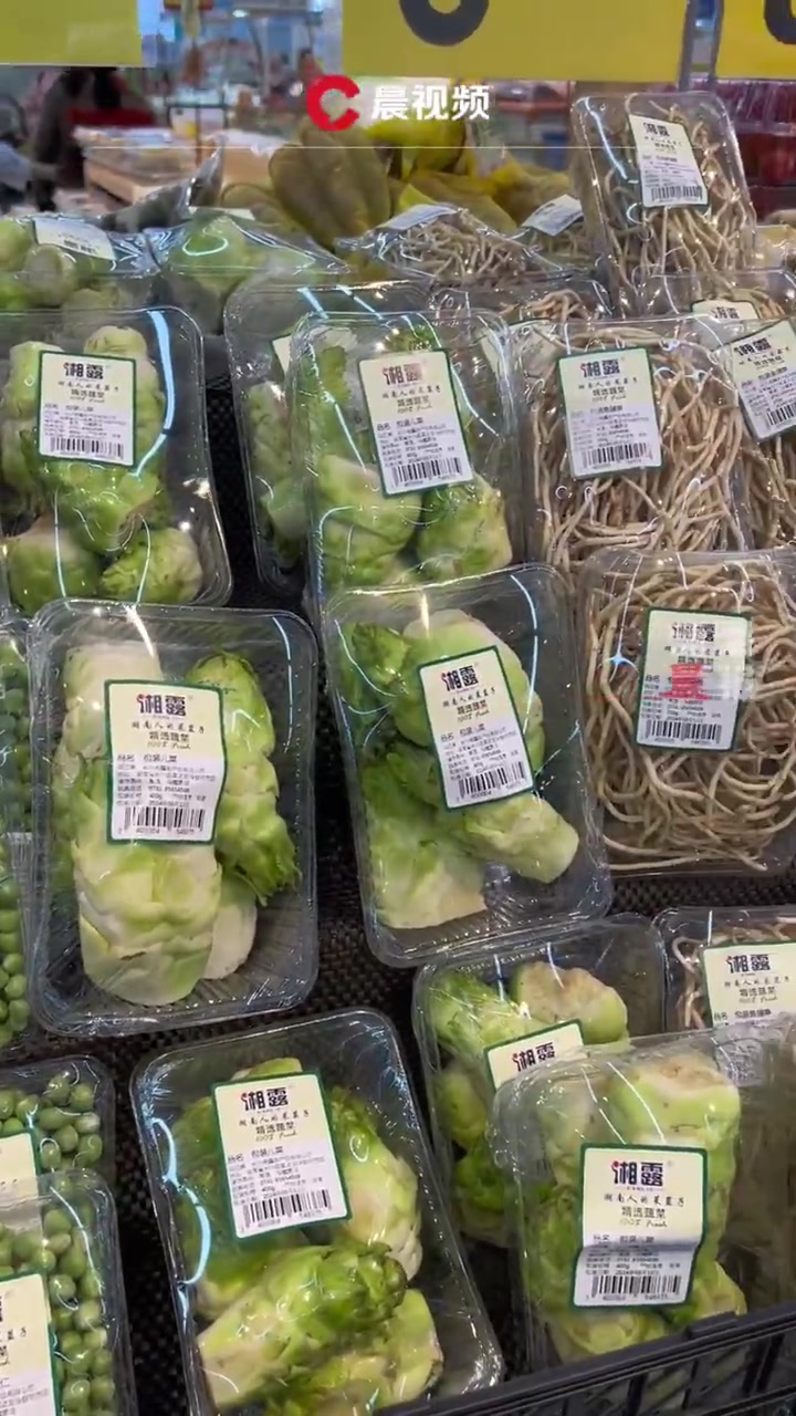 「大量上市!又到了香椿成熟的季节」在长沙树木岭菜市场,不少蔬菜商户的菜摊上都有了一抹深红色