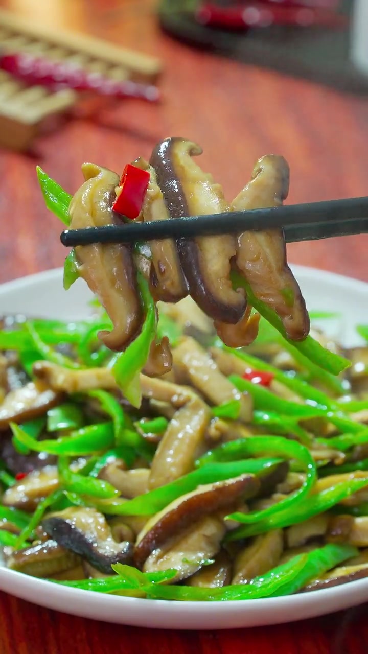 美味的下饭菜不一定非要有鱼有肉,这道青椒炒鲜菇,鲜香滑嫩比肉还好吃 美食教程 素炒香菇做法