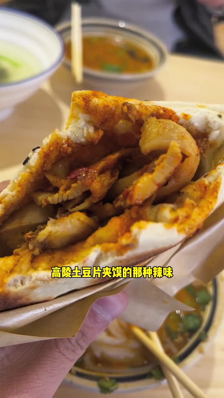 防洪渠新开的一家肉茸米线,干拌过桥两种吃法,牛肚夹馍也很有特色